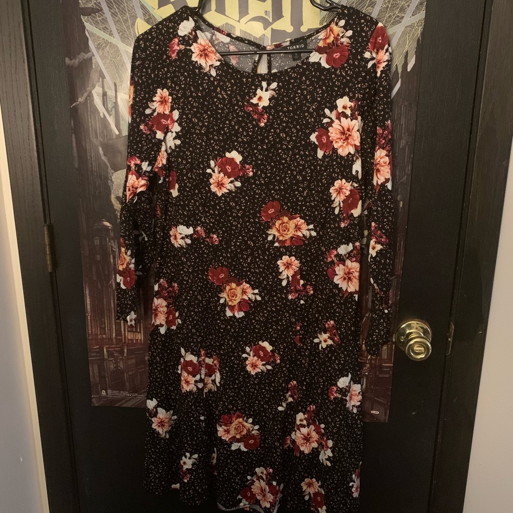 Torrid Black Leopard Floral Long-Sleeve Challis Shift Dress